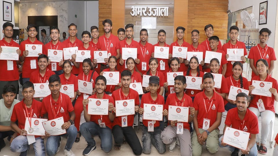 Atul Maheshwari Scholarship : Chairman Rajul Maheshwari met the meritorious students