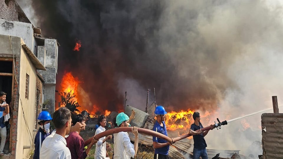 Fire broke out in 17 warehouses in rudrapur