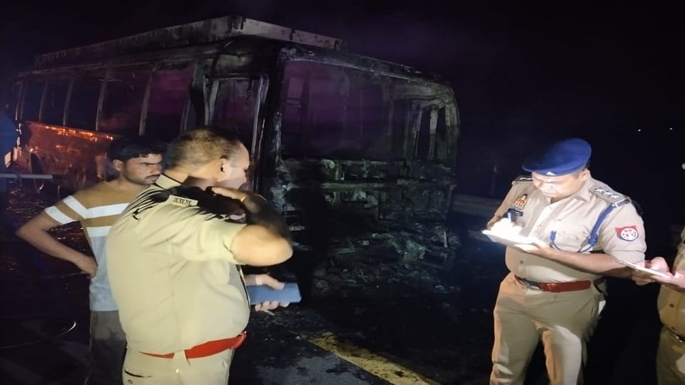 Bus turned into ball of fire on Agra-Lucknow Expressway people jumped from windows