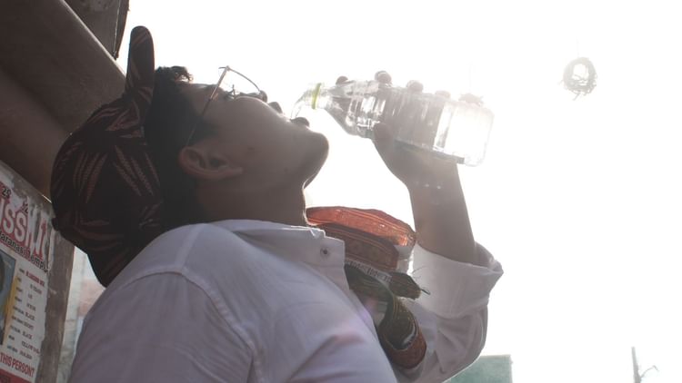 भगवान सूर्य से तपिश कम करने की प्रार्थना: काशी में औसत से 5.5 डिग्री ज्यादा पहुंचा तापमान, बेहाल हुए लोग