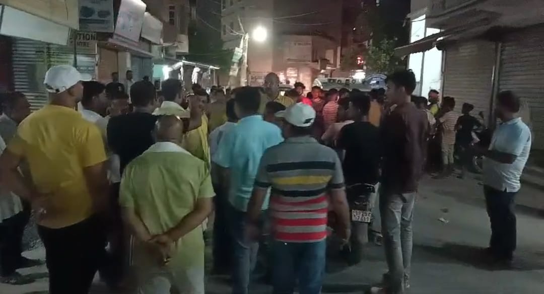Uproar over patient's death in Siwan; Accused of negligence in treatment, doctor absconding