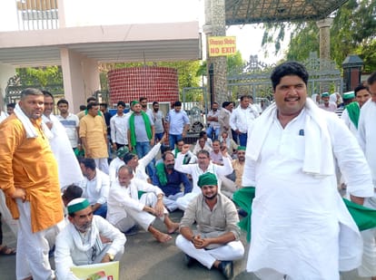 Meerut: Farmers got angry when they did not get food, created ruckus at the gate of CCSU