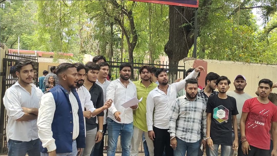 CG News: NSUI unique protest DEO office Raipur against unrecognised school