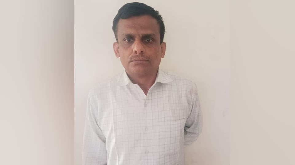 Constable Set on fire police car and opened firing on police team In Jhansi