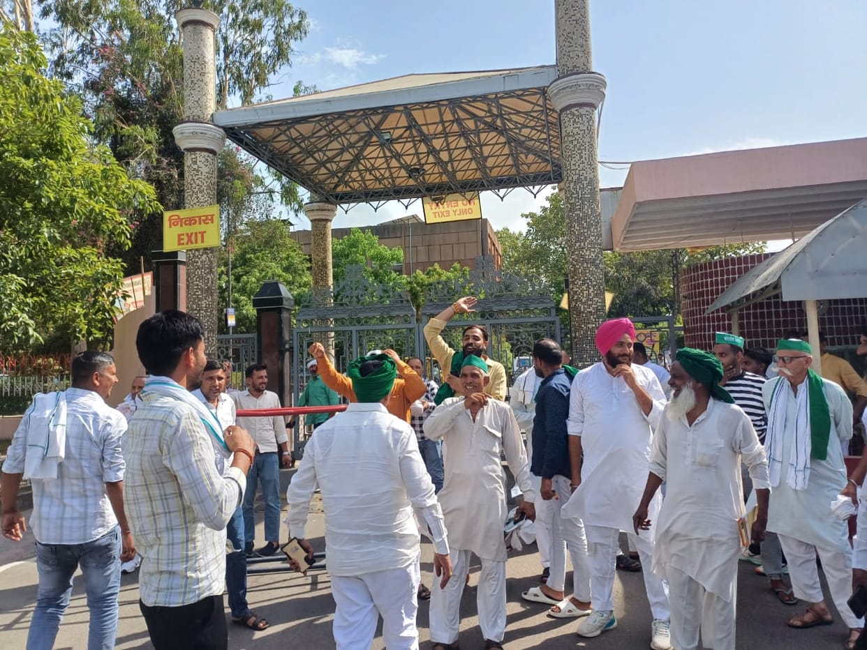 Meerut: Farmers got angry when they did not get food, created ruckus at the gate of CCSU