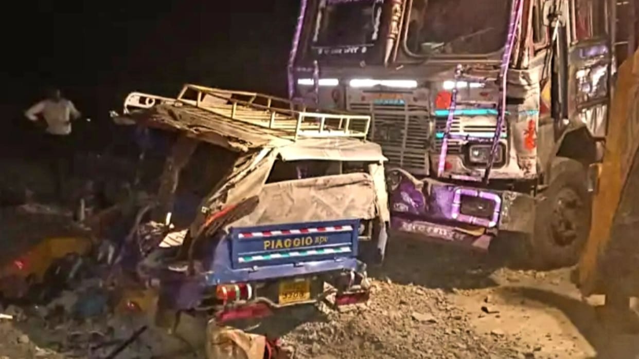 Five killed tragic road accident in sonbhadra auto rickshaw collided with truck six injured