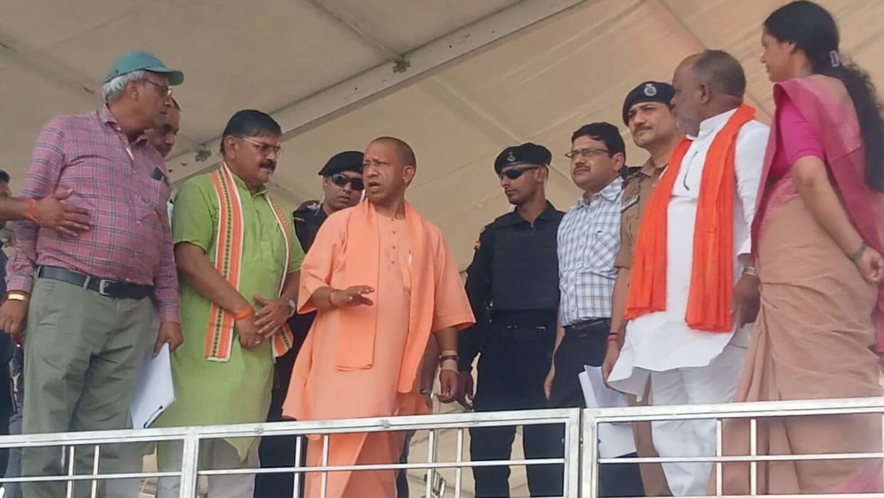 CM Yogi arrived to review the preparations for the arrival of PM modi in varanasi