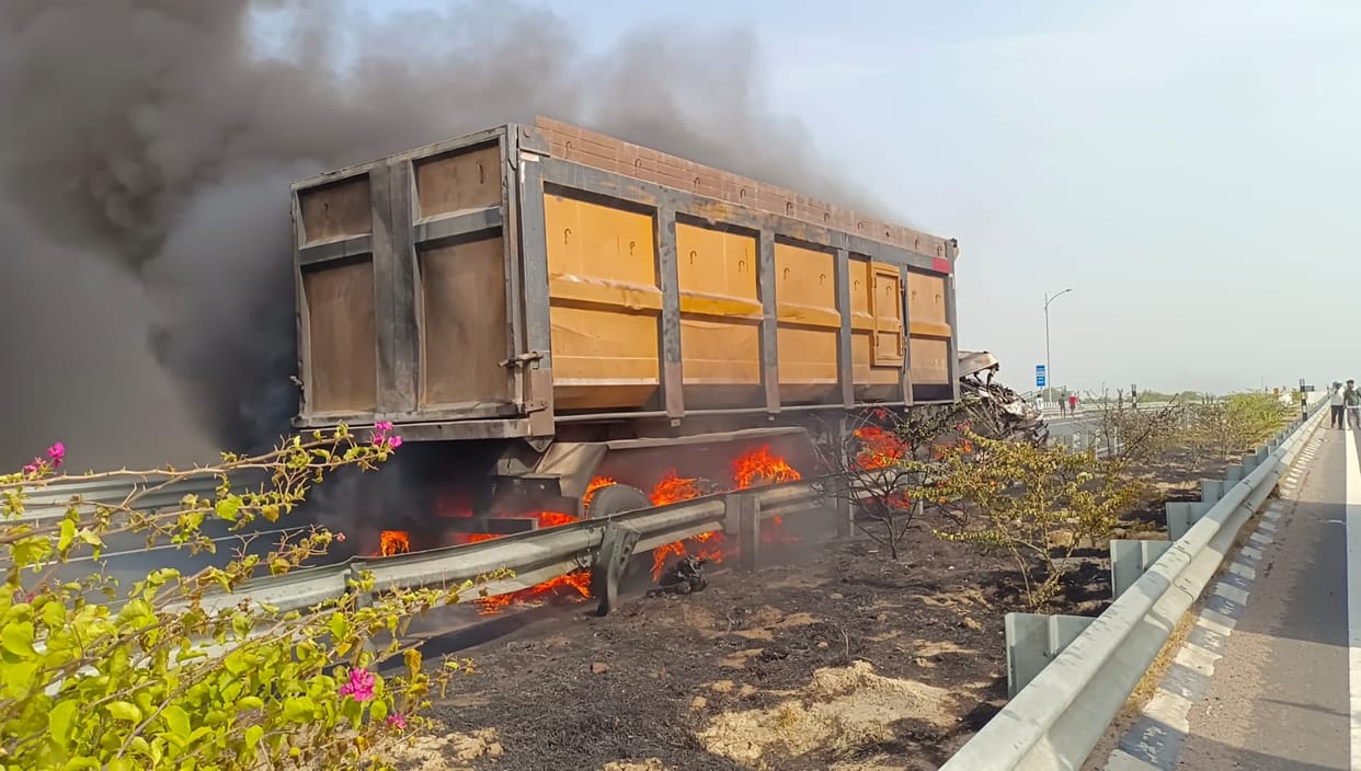 Auraiya Accident, Dumper caught fire after rubbing against tanker, driver burnt to death and cleaner burnt