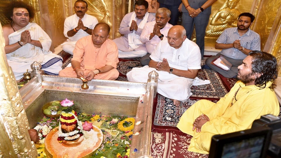 CM Yogi did darshan and puja at Kashi Vishwanath and Kalbhairav temple