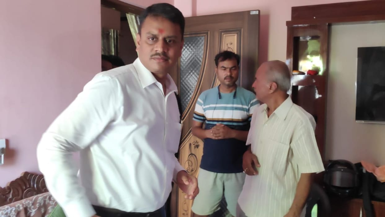 DM varanasi met the family of the deceased in Kuwait accident said every possible help will be given