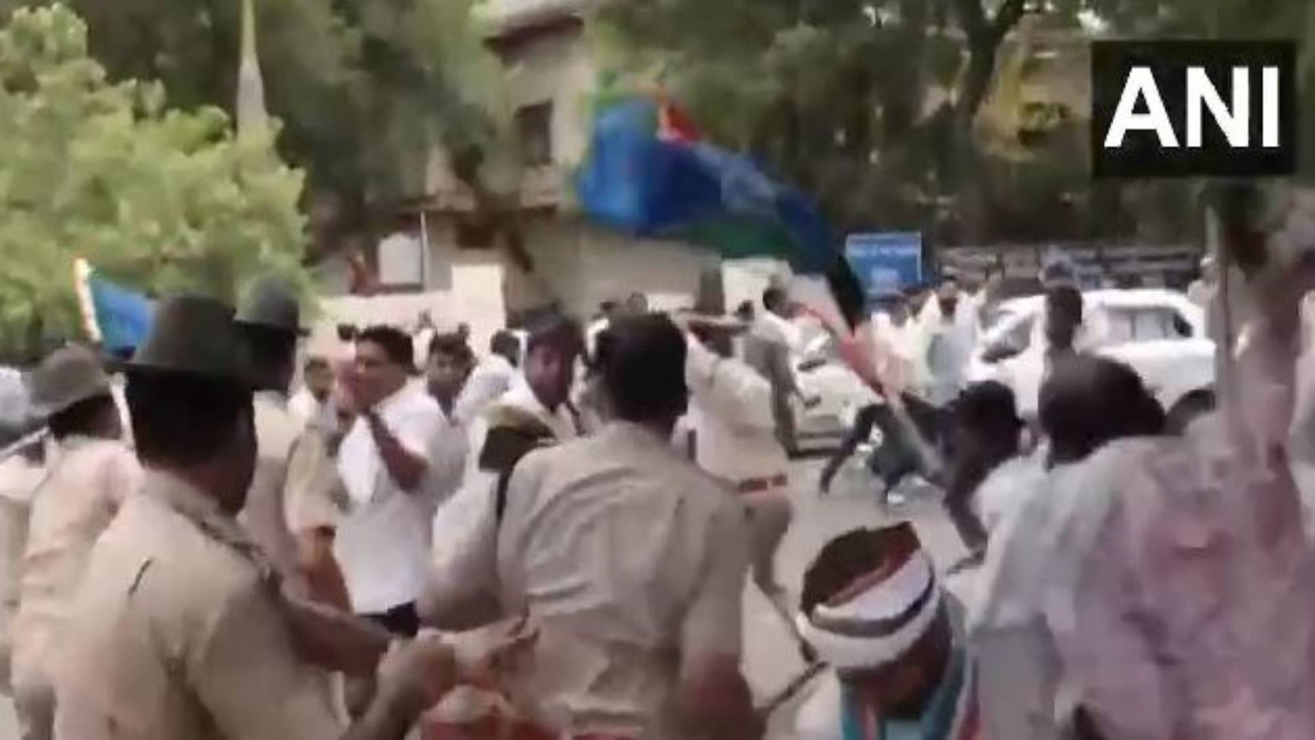 एनएसयूआई कार्यकर्ताओं पर लाठीचार्ज