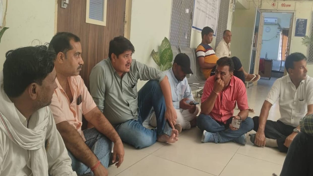 Jhunjhunu Councillor says Municipal council has become den of corruption protest outside commissioner chamber