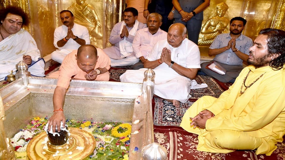 CM Yogi did darshan and puja at Kashi Vishwanath and Kalbhairav temple