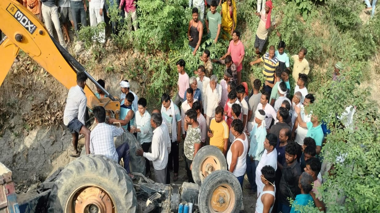 Unbalanced tractor overturns in pit while transporting soil, vehicle owner dies after being buried under