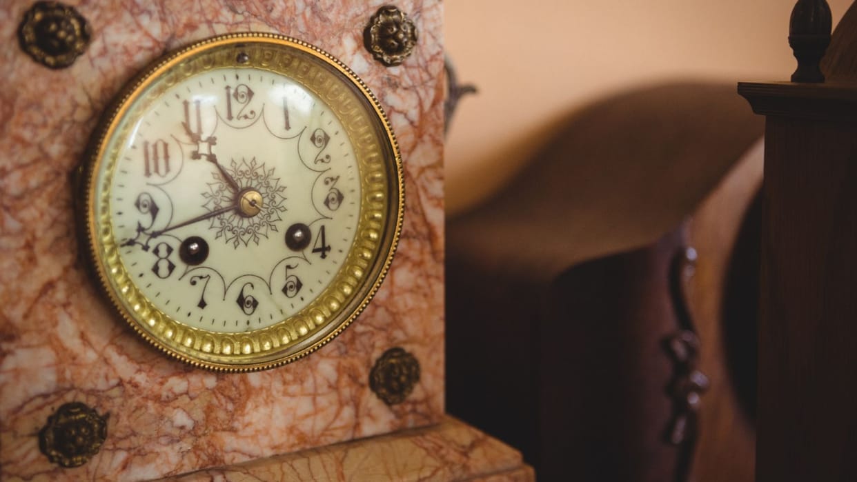 Vastu Tips Right Direction and Rules for Placing a Wall Clock at Home Ghar Mein Ghadi Lagane KI Disha