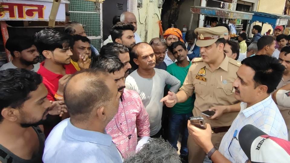 chowki incharge dragged shopkeeper and beat him In Firozabad traders got angry and warned of agitation
