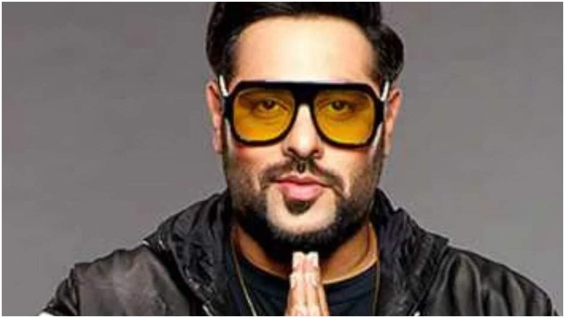 Hania Aamir attended a rocking concert of Indian singer rapper Badshah Singer hugs actress in the concert