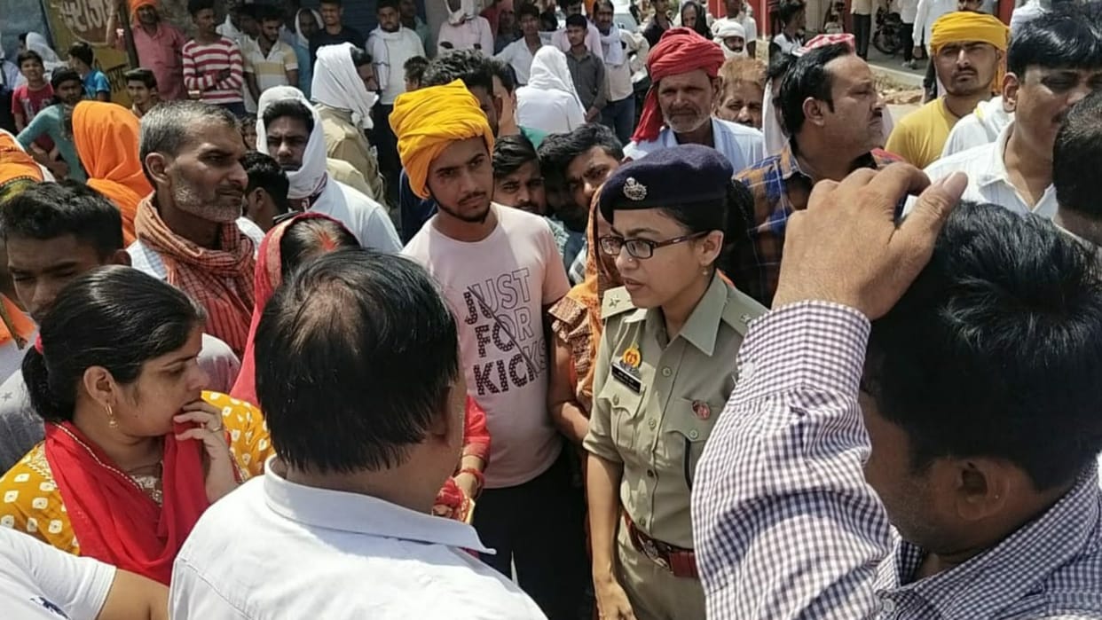 Demand for arrest of murderers, blockade by keeping dead bodies on the road
