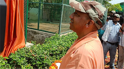 CM Yogi sent the pair of Babbar lions to crawl inside the enclosure at Gorakhpur Zoo