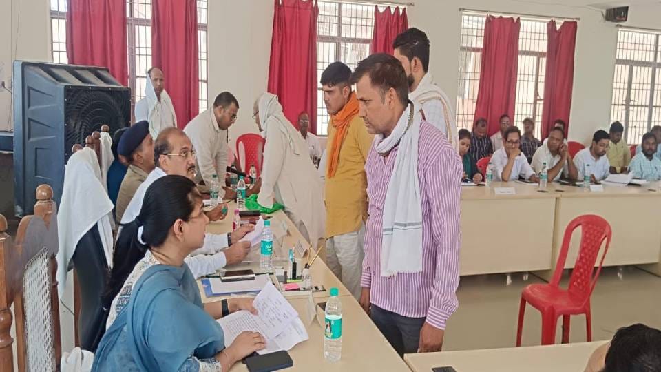 DM-SP heard complaints in Samadhan Diwas in Mainpuri and served notices to 11 officers who absent