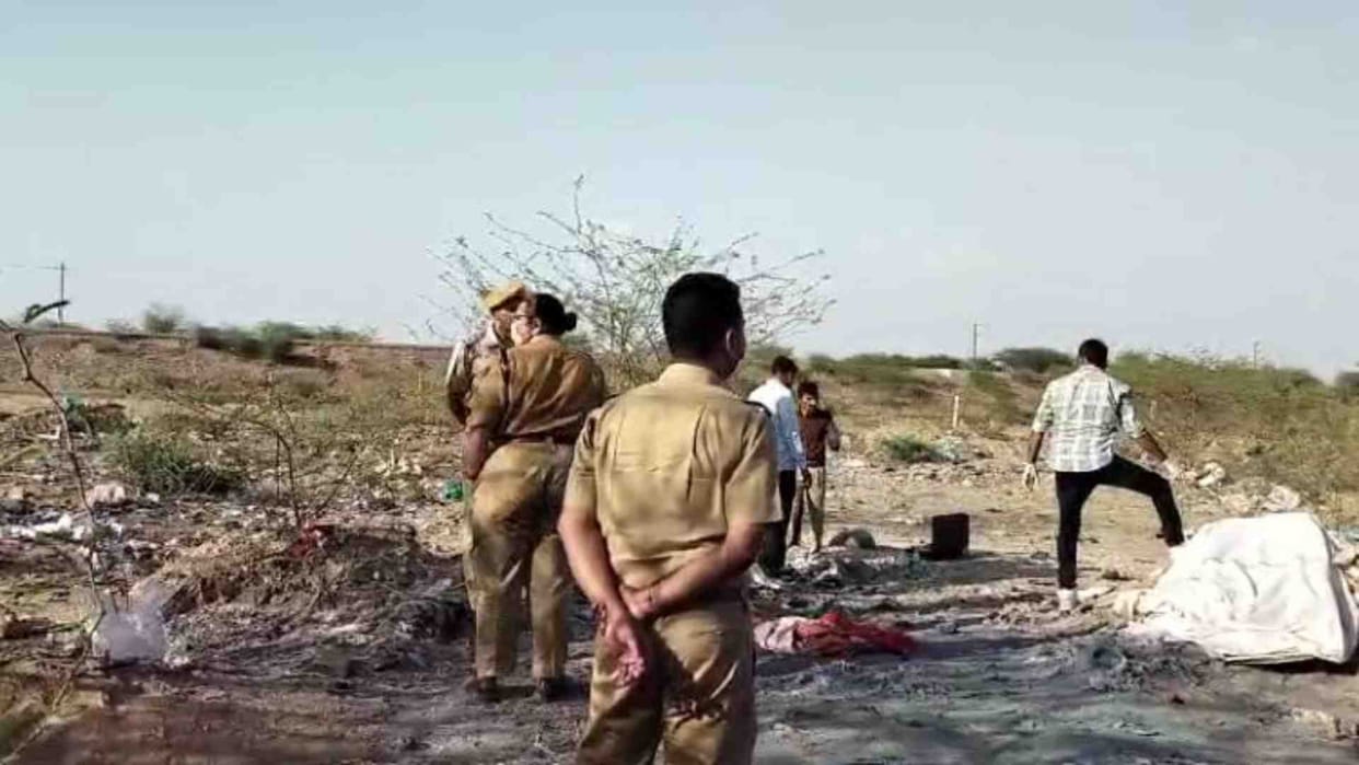 Bikaner News: A headless body of a woman was found near the dumping yard