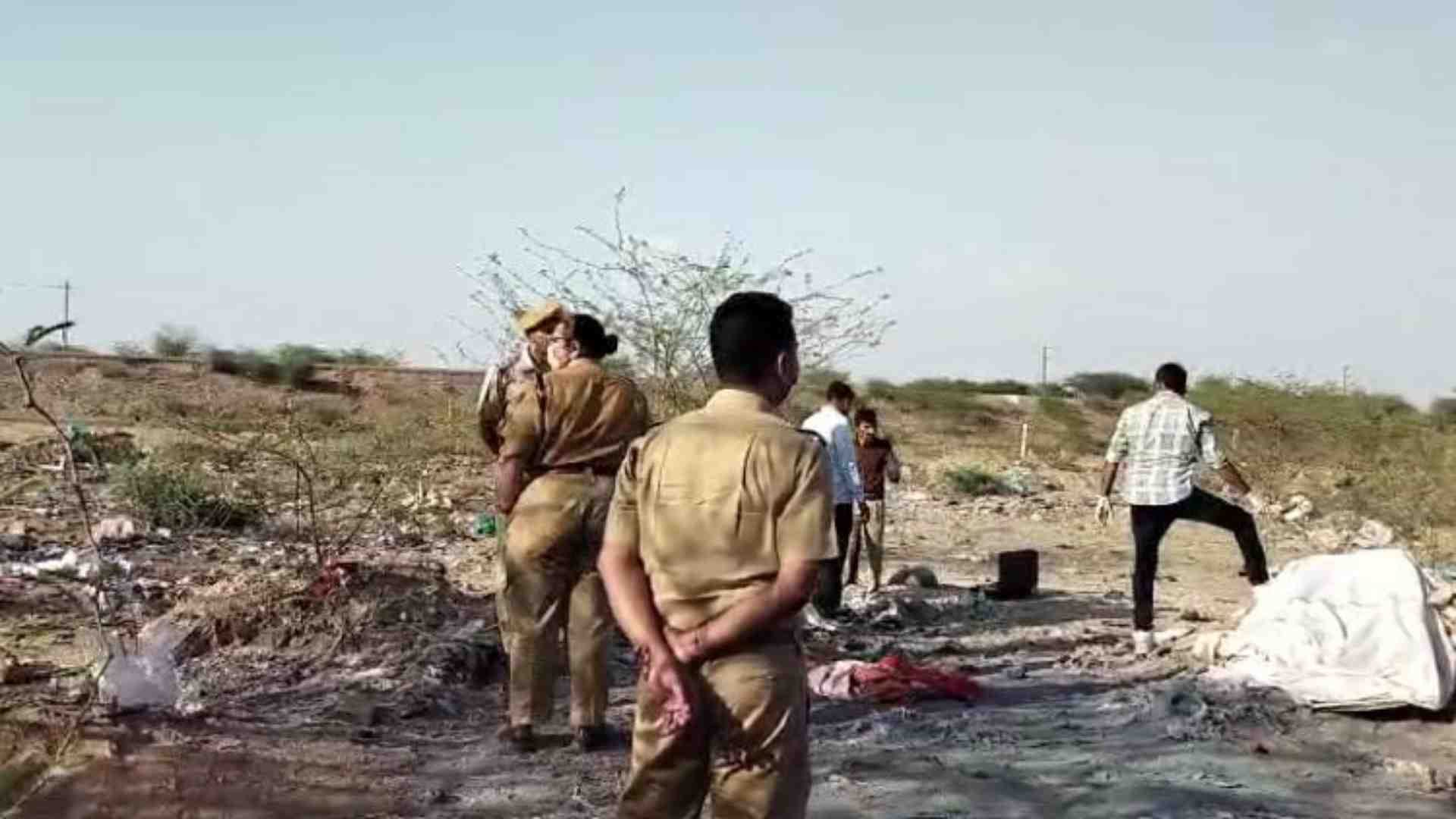 घटनास्थल पर साक्ष्य की तलाश में जुटी पुलिस।