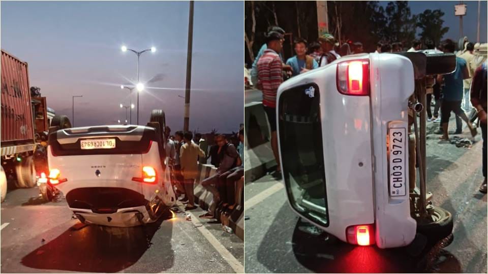 Two cars of devotees going to take bath in Ganga overturned on the national highway nine