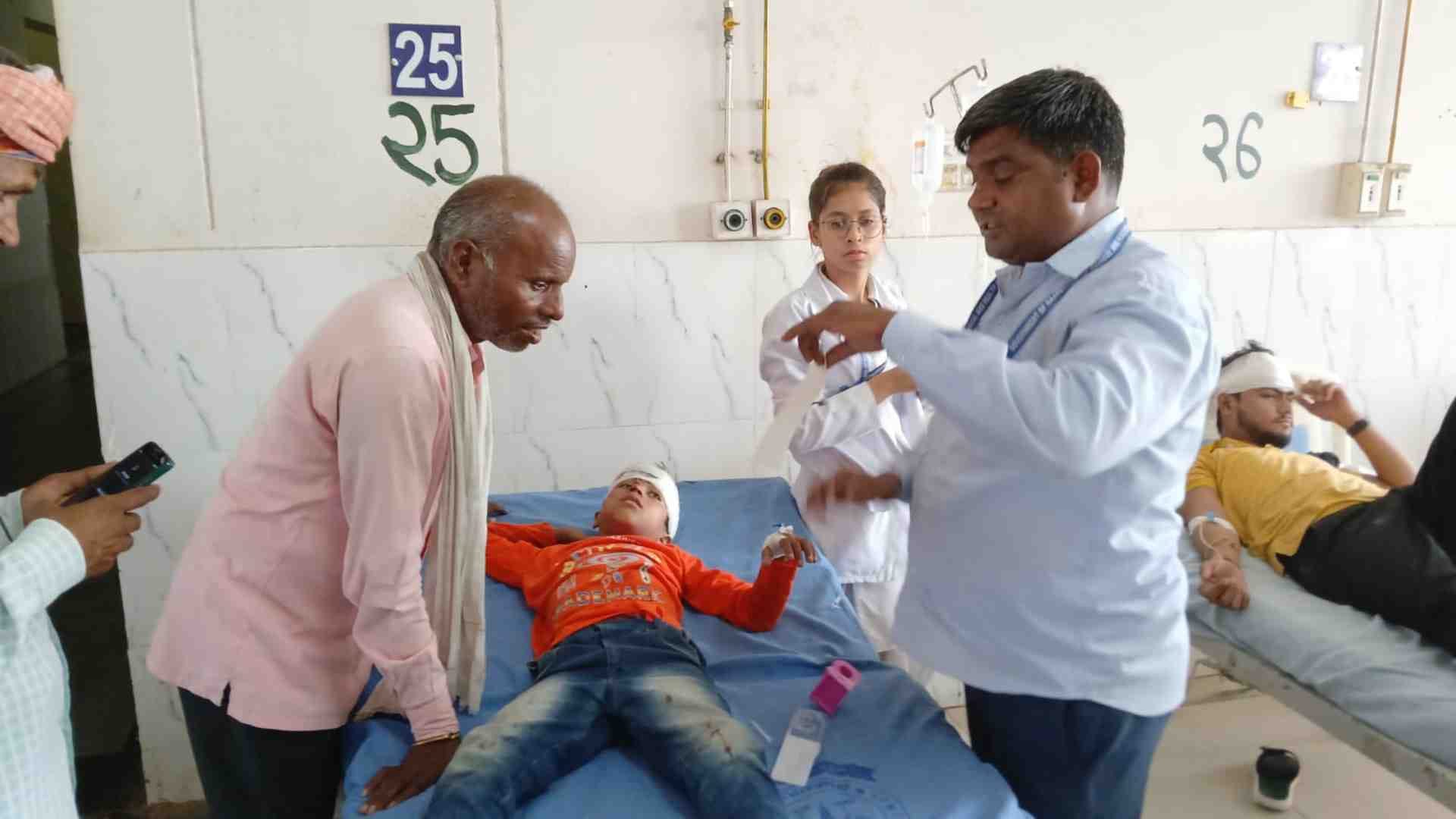 हादसे के बाद घायलों को लाया गया अस्पताल।