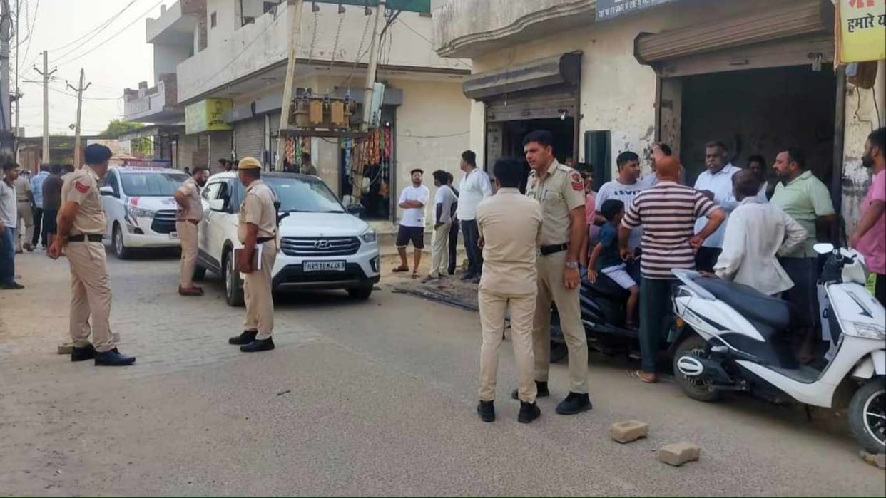 Fatehabad: Bike riders fired bullets on vehicle, youth seriously injured, shot in chest
