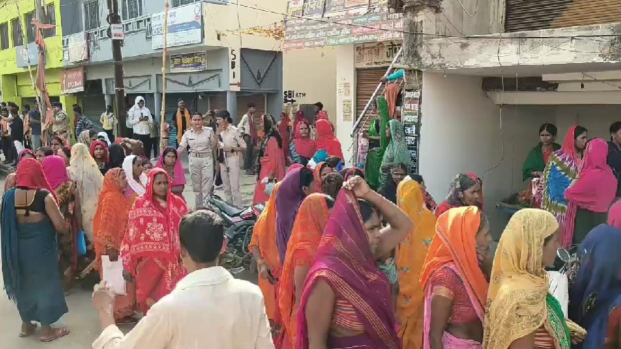 Kaimur: Hundreds of women reached CSP center on rumor of money coming into their accounts after LS elections