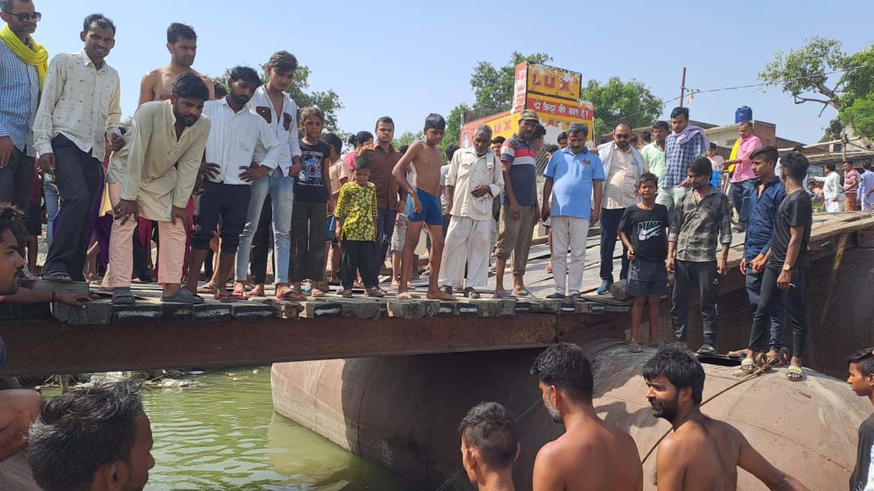 E-rickshaw fell into Ganga from pontoon bridge, woman and two children drowned, young man saved his life
