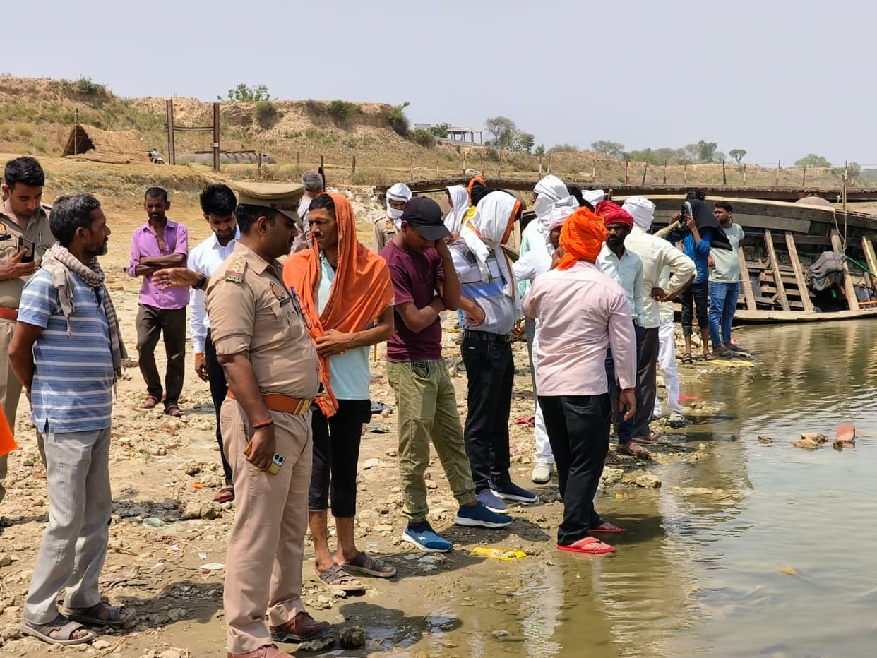 young man drowning rescued at Sitamarhi Ghat and one man missing in bhadohi