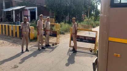 UP: Police stopped SP delegation from going to Maulana's house, SP reached victim's house via footpath