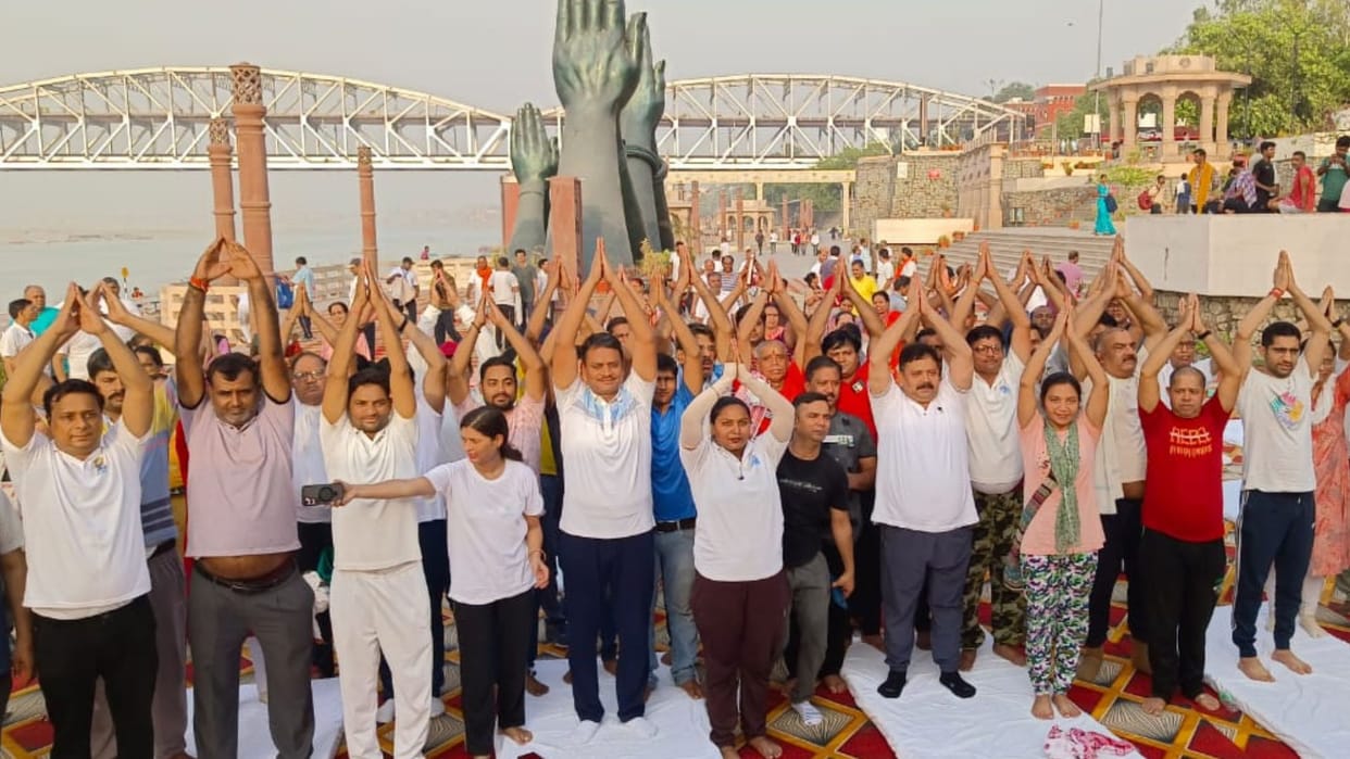 Yoga Day 2024 begins in Kashi ministers MLA and officer made people aware