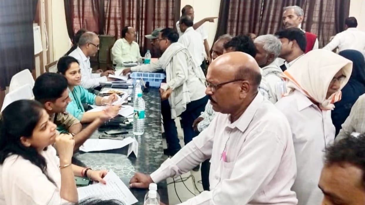 Sampoorna Samadhan Diwas Kanungo and Lekhpal took 60 thousand rupees for measurement in varanasi