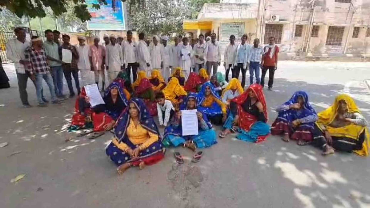 Karauli: Villagers protest at the Collectorate over border dispute
