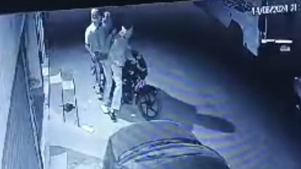 biker gang looted purse of a woman who was going home with her husband and children In Agra