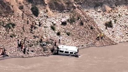 Rudraprayag Vehicle accident Tempo travels full of passengers fell into Alaknanda river Uttarakhand News