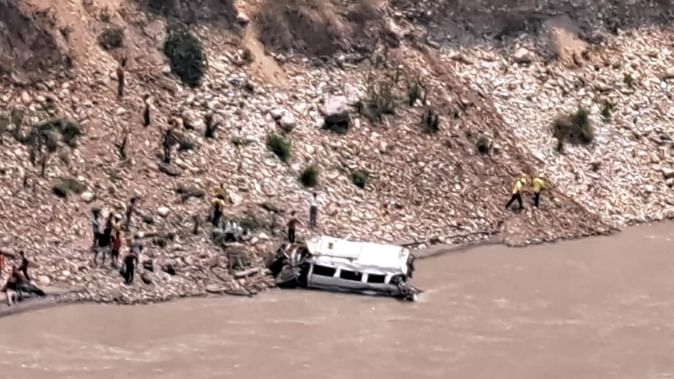 उत्तराखंड में हुआ बड़ा सड़क हादसा,  यात्रियों से भरा टेंपो ट्रेवलर अलकनंदा नदी में जा गिरा