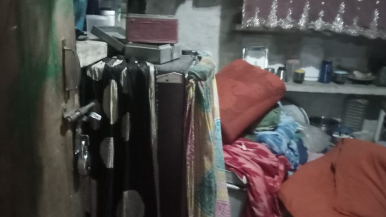 Cash and jewellry stolen from a junk dealer's house in lakhimpur kheri