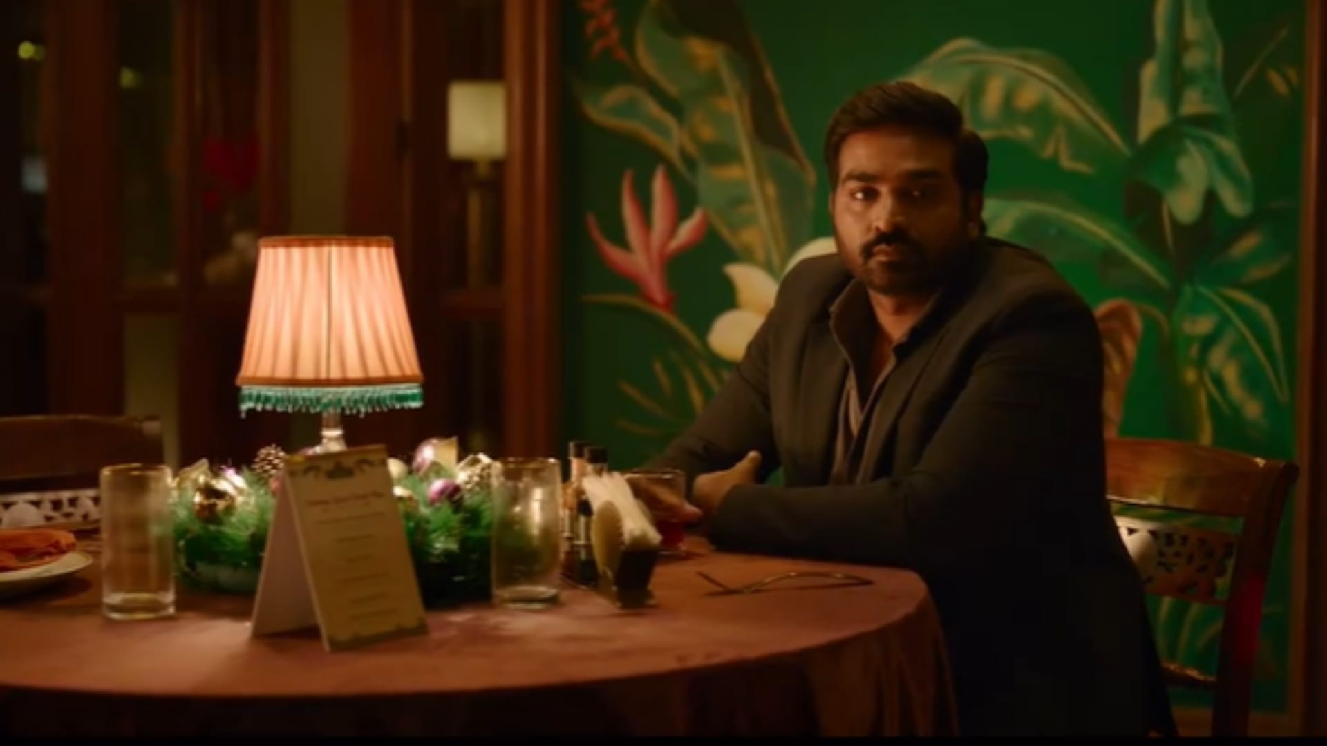 Vijay Sethupathi praised Shahrukh Khan call him great tory Teller says He is more attractive as a person