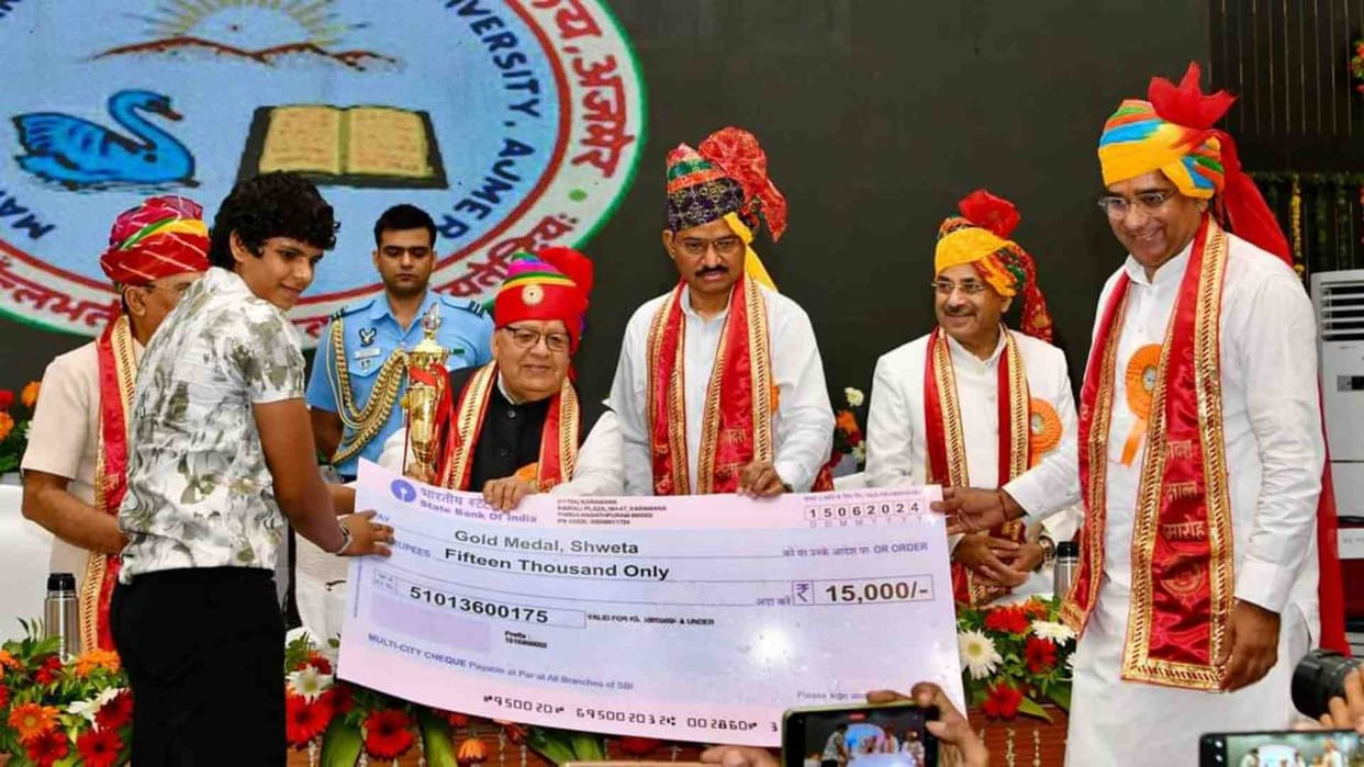 Ajmer News: Chancellor Kalraj Mishra gave medals to the students in the university convocation