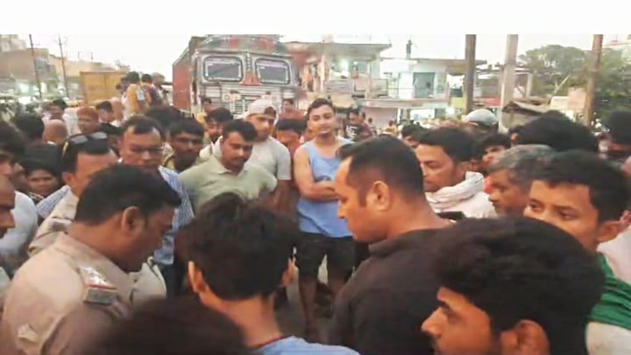 Accident: A man crossing road in Patna was crushed by truck, died on spot; people protested by blocking road