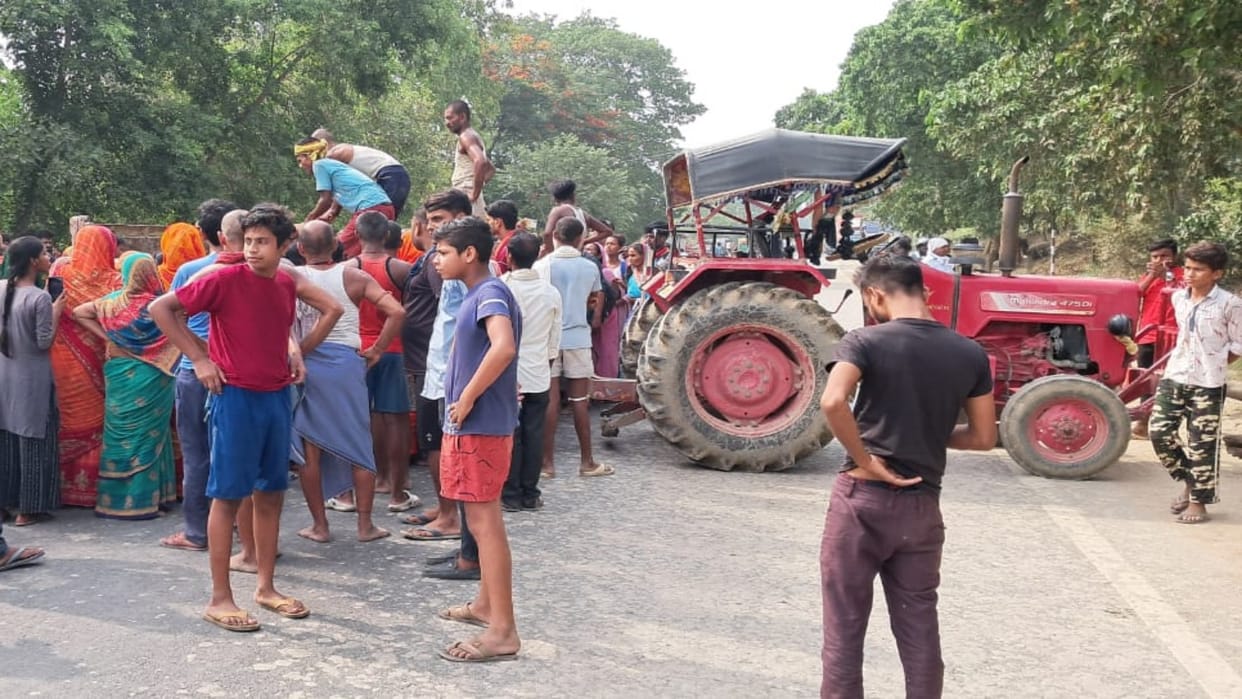 Begusarai News: Farmer died due to electric shock in field, people protest against electricity department