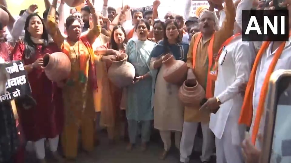 BJP protested against Aam Aadmi Party over water shortage in Delhi
