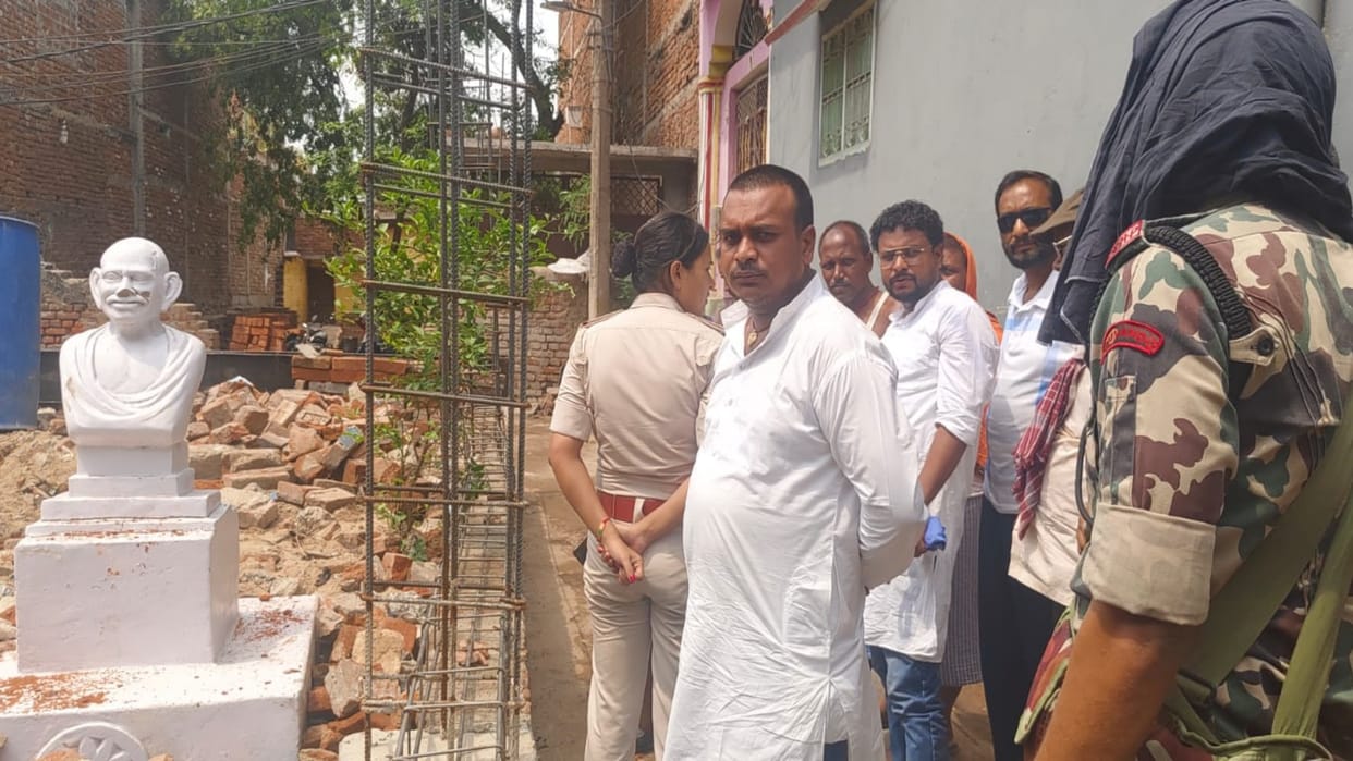 Bihar: Anti-social elements damaged statue of Father of Nation Mahatma Gandhi in Gaya, people are angry