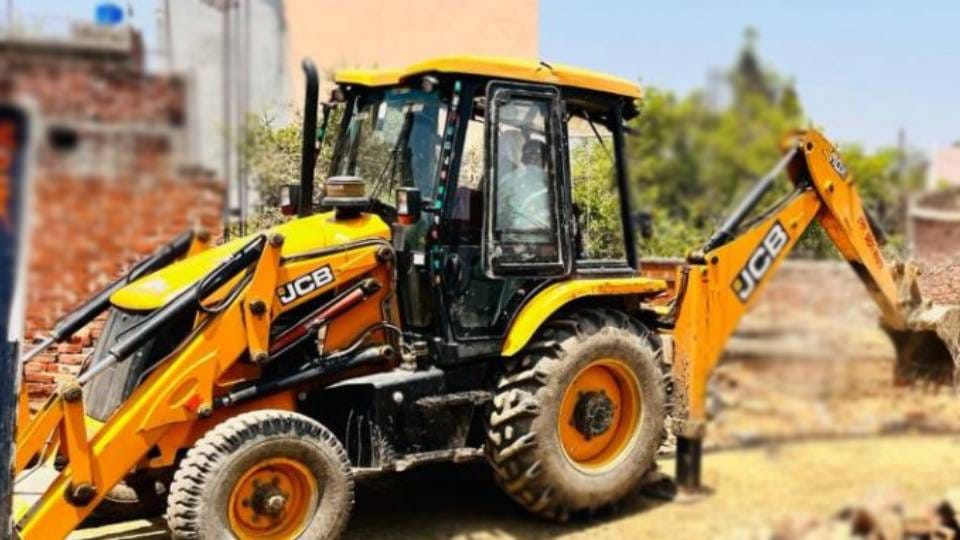 administration ran a bulldozer on illegal construction in Bawana area