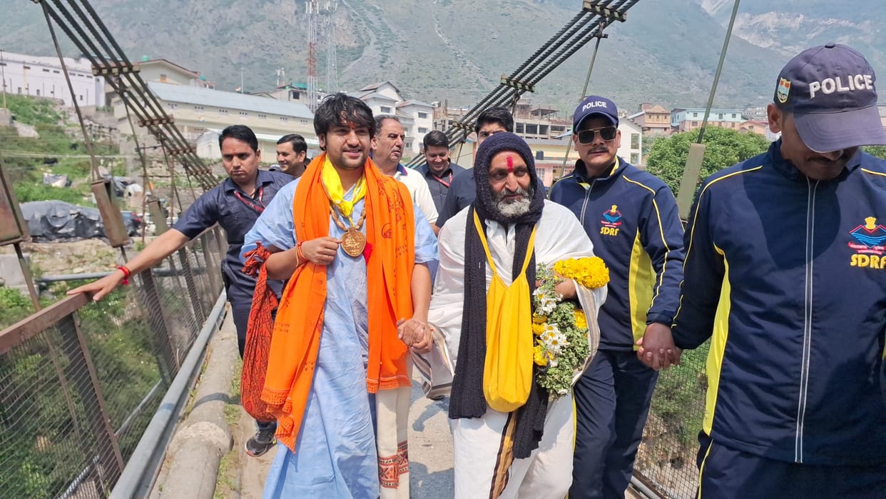 Chardham Yatra 2024 Bageshwar Dham Baba Dhirendra Shastri reached Badrinath Dham will organize Katha