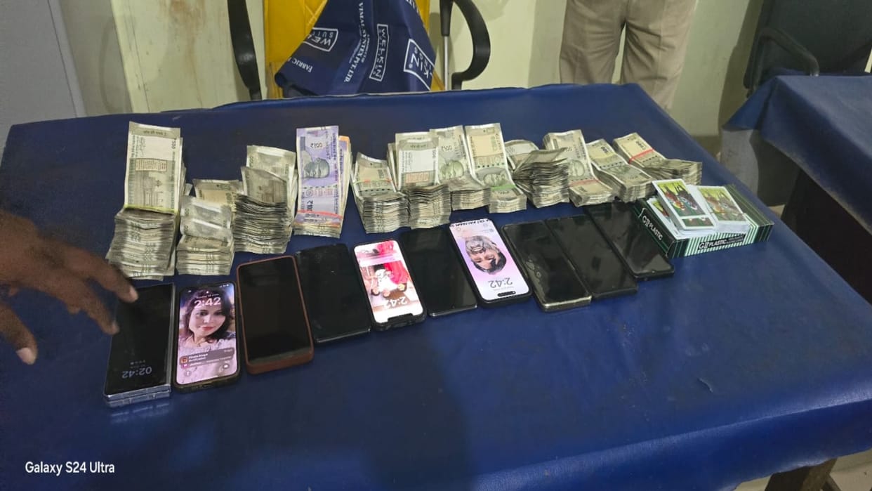 Raipur Police: Nine gamblers arrested while betting with cards, about seven lakh rupees in cash seized
