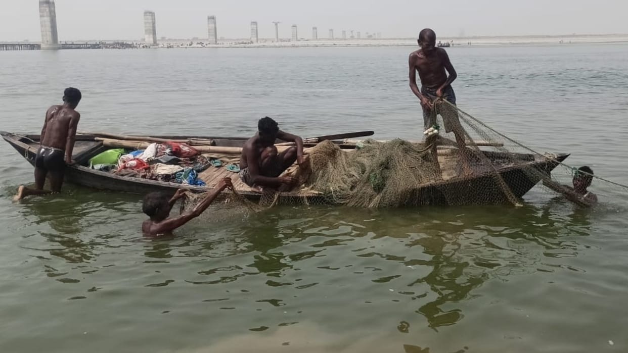 Tragic accident bathing Ganga river in ballia on festival Five people drowned search continues
